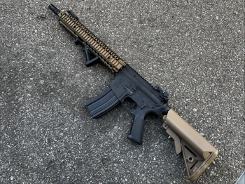 	二手 F-GUN M4A1 RAS II 小馬深刻 全金屬 電動槍 一槍一匣 原價 4900下殺售價3000元