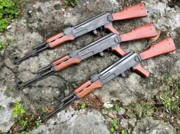 台製 SRC 金屬入門版 AK-47 電動槍 護木 握把 槍托 是 槊膠的 其他金屬件 不能打當模型賣 售價 1800 購買送背帶