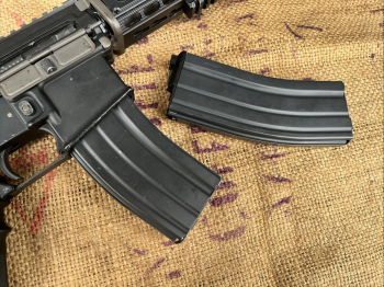 	二手 WE M4 P-MAG V2 瓦斯彈匣 鐵夾 黑色 V3好像也通用 原價800下殺售550 