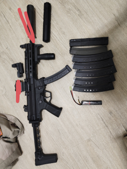 g&g tgm r5 etu/mp5圖上的雜誌都給你 （不含胡椒罐、R5，附L瞄、怪怪滅音管、握把、電池）