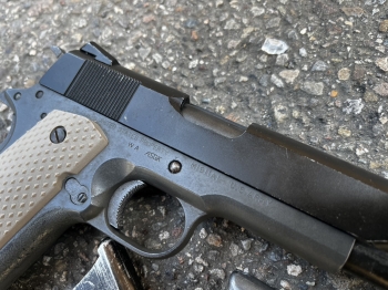 WA M1911瓦斯手槍全金屬(缺準心座)功能正常 一槍兩匣 (還有一匣是送的) 全部1800元 WA M1911瓦斯手槍全金屬(缺準心座)功能正常 一槍兩匣 (還有一匣是送的) 全部1800元