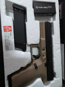 kj kp13(g17變種)一槍兩匣$1500 很新 槍太多便宜拋售 kj kp13(g17變種)一槍兩匣$1500 很新 槍太多便宜拋售