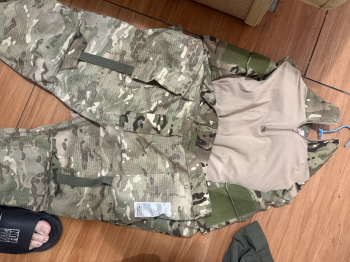 多地形迷彩服3xl及抗躁耳機(無線電功能) 多地形迷彩服3xl及抗躁耳機(無線電功能)