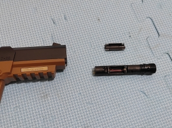 模立方 FN57反吹拋殼玩具 黑沙色2槍4匣 模立方 FN57反吹拋殼玩具 黑沙色2槍4匣