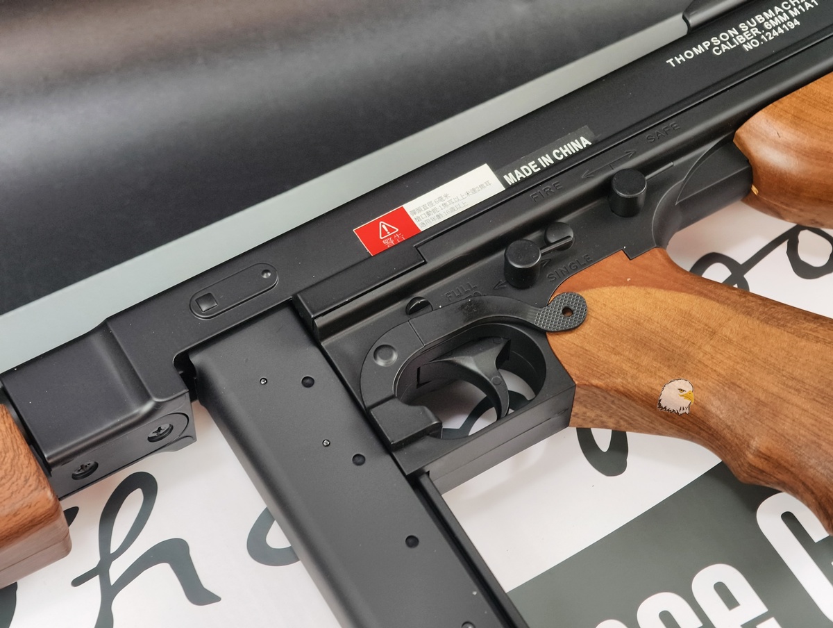 【翔準AOG】CYMA Thompson M1A1 AEG 電動槍附電池 DA-CM.033 Cybergun Thompson Auto-Ordnance授權 【翔準AOG】CYMA Thompson M1A1 AEG 電動槍附電池 DA-CM.033 Cybergun Thompson Auto-Ordnance授權