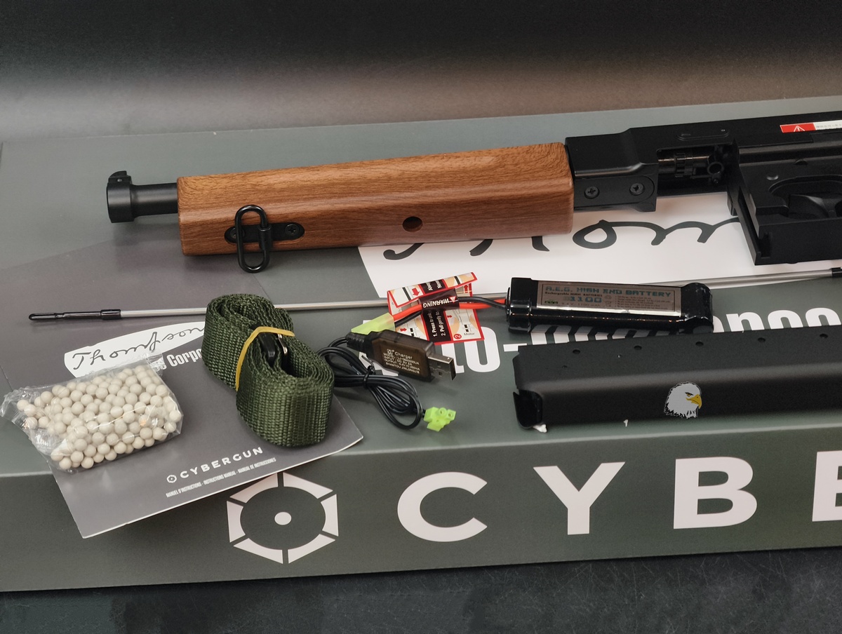 【翔準AOG】CYMA Thompson M1A1 AEG 電動槍附電池 DA-CM.033 Cybergun Thompson Auto-Ordnance授權 【翔準AOG】CYMA Thompson M1A1 AEG 電動槍附電池 DA-CM.033 Cybergun Thompson Auto-Ordnance授權