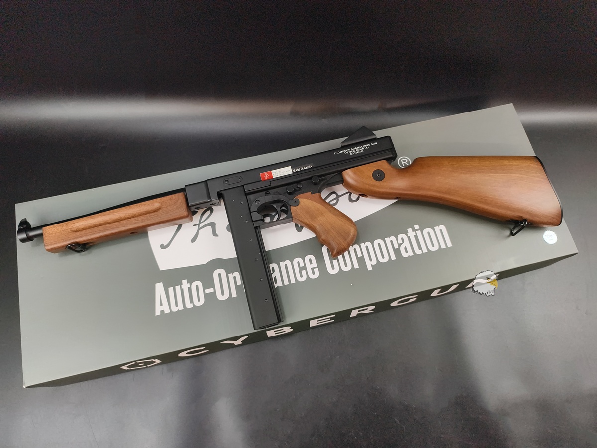 【翔準AOG】CYMA Thompson M1A1 AEG 電動槍附電池 DA-CM.033 Cybergun Thompson Auto-Ordnance授權 【翔準AOG】CYMA Thompson M1A1 AEG 電動槍附電池 DA-CM.033 Cybergun Thompson Auto-Ordnance授權